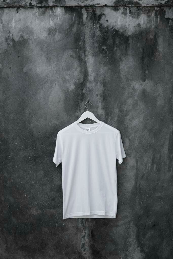 T-shirt réel sur cintre — Haryo Setyadi / Unsplash