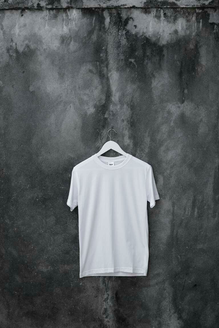 T-shirt réel sur cintre — Haryo Setyadi / Unsplash